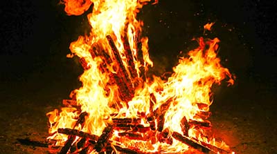 キャンプファイヤー